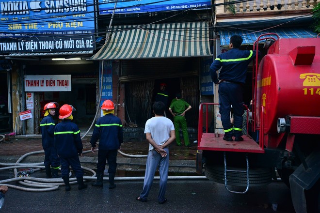 Hà Nội: Căn nhà 2 tầng cháy rụi lúc 3h sáng, cảnh sát PCCC phải cắt khoá để tiếp cận vào bên trong - Ảnh 1.