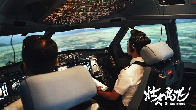 Nữ phi công Trần Kiều Ân diện đồ đơn giản vẫn nổi bật giữa dàn mỹ nam - Ảnh 9.