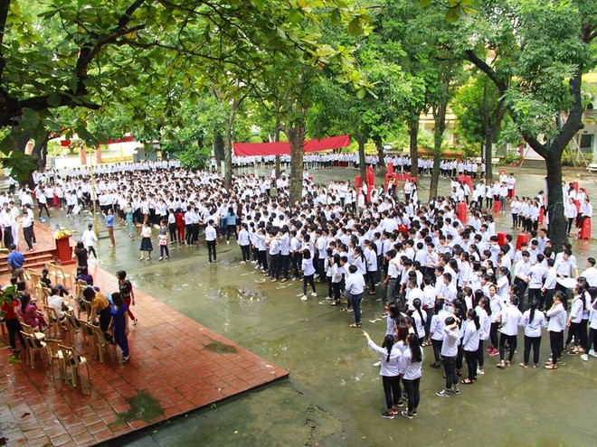 Cuộc chia tay đẫm nước mắt của hàng trăm giao viên, học trò với thầy hiệu trưởng dưới cơn mưa tầm tã - Ảnh 10.