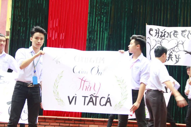 Cuộc chia tay đẫm nước mắt của hàng trăm giao viên, học trò với thầy hiệu trưởng dưới cơn mưa tầm tã - Ảnh 9.