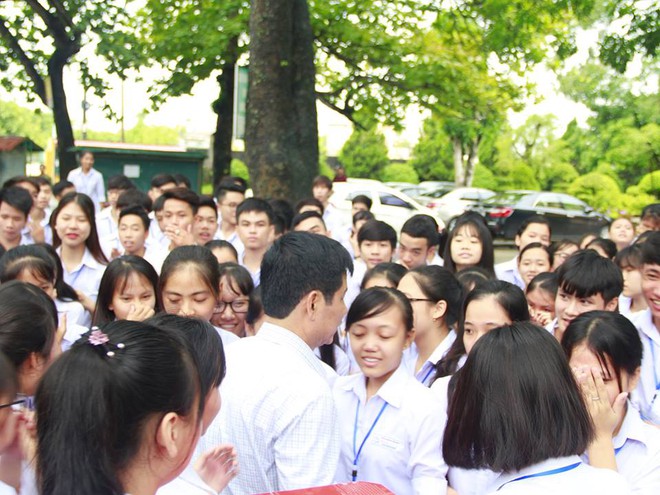 Cuộc chia tay đẫm nước mắt của hàng trăm giao viên, học trò với thầy hiệu trưởng dưới cơn mưa tầm tã - Ảnh 6.