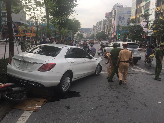 Hà Nội: Nhiều người thoát chết hy hữu khi chiếc xe điên đâm liên hoàn giữa phố - Ảnh 2.