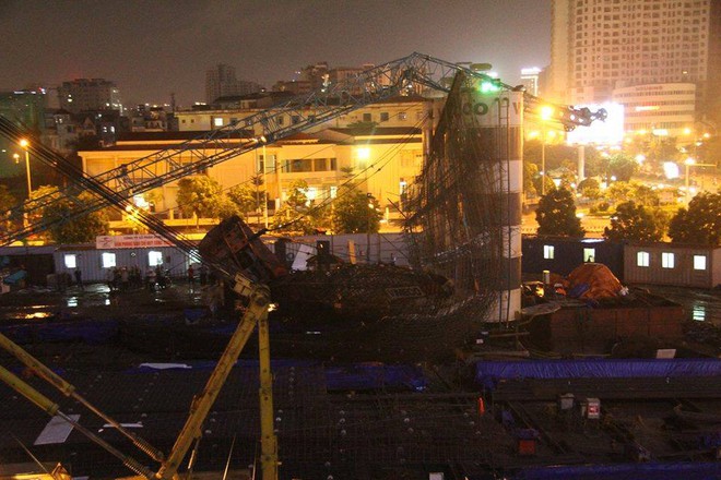 Hà Nội: Hai cần cẩu đổ sập trong đêm tối gây tiếng động lớn, người dân hiếu kỳ chạy đến xem - Ảnh 2. Hà Nội: Hai cần cẩu đổ sập trong đêm tối gây tiếng động lớn, người dân hiếu kỳ chạy đến xem - Ảnh 2.