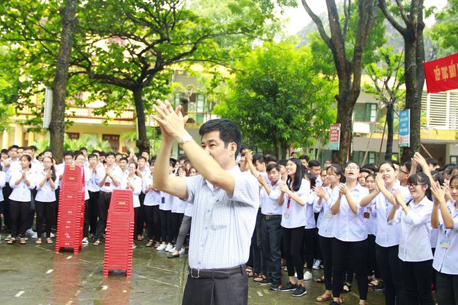 Cuộc chia tay đẫm nước mắt của hàng trăm giao viên, học trò với thầy hiệu trưởng dưới cơn mưa tầm tã - Ảnh 2.