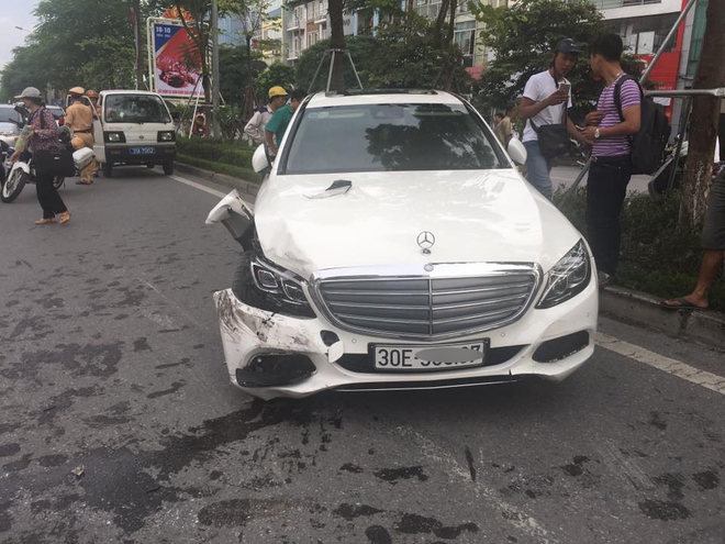 Hà Nội: Nhiều người thoát chết hy hữu khi chiếc xe điên đâm liên hoàn giữa phố - Ảnh 3.