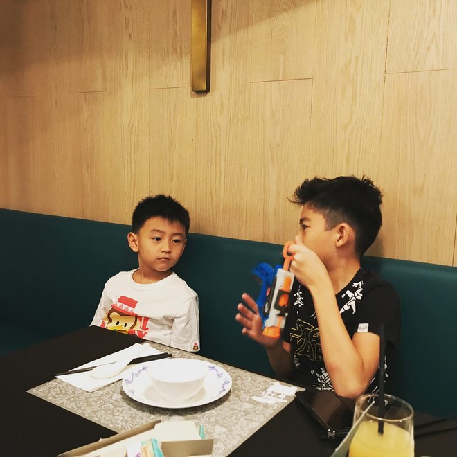Trương Bá Chi chụp ảnh nghịch ngợm cùng 2 con trai - Ảnh 6.