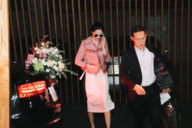 Bất ngờ với hình ảnh gầy rộc của Hoa hậu Đặng Thu Thảo khi mặc quần áo đời thường đến nơi tổ chức tiệc cưới - Ảnh 2.