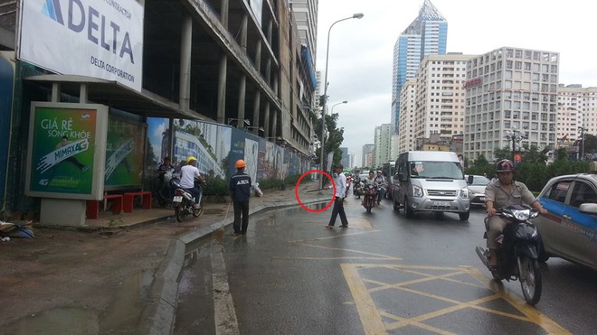 Hà Nội: Thót tim thanh sắt từ trên cao rơi xuống suýt trúng người đi đường - Ảnh 1. Hà Nội: Thót tim thanh sắt từ trên cao rơi xuống suýt trúng người đi đường - Ảnh 1.