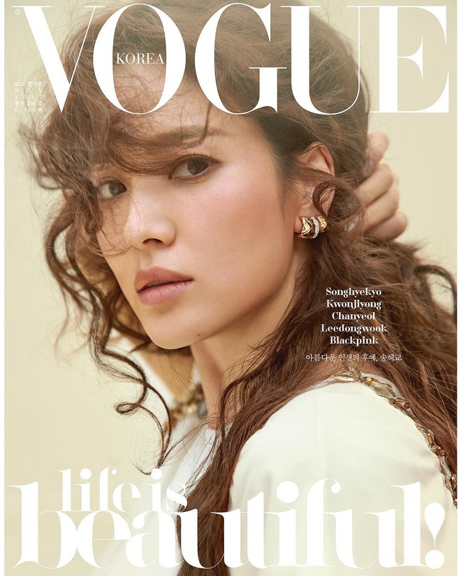 Xuất hiện trên tạp chí Vouge Korea tháng 11, Song Hye Kyo diện nguyên một cây Chanel từ trang sức đến váy áo - Ảnh 1.
