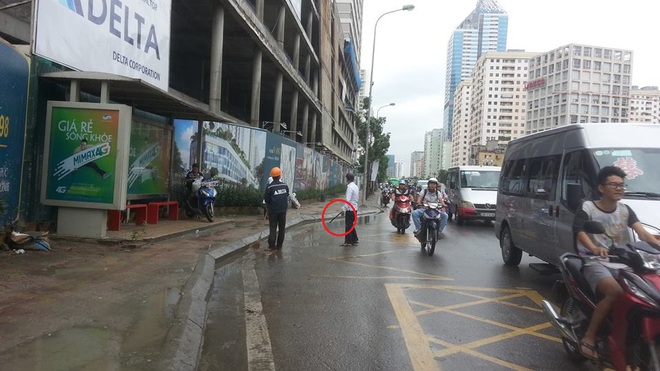 Hà Nội: Thót tim thanh sắt từ trên cao rơi xuống suýt trúng người đi đường - Ảnh 2. Hà Nội: Thót tim thanh sắt từ trên cao rơi xuống suýt trúng người đi đường - Ảnh 2.