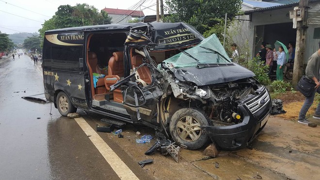 Tai nạn nghiêm trọng, người dân dùng xà beng giải cứu một phụ nữ kẹt trong xe Limousine - Ảnh 3.