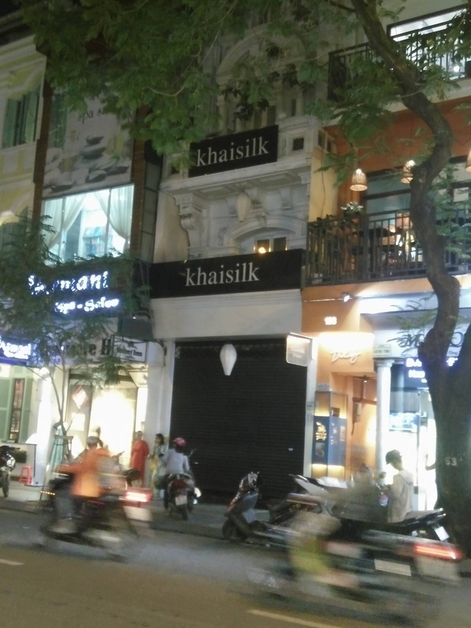 Vụ Khaisilk bán lụa made in China: Các cửa hàng ở Sài Gòn đóng cửa trong khi Hà Nội vẫn hoạt động bình - Ảnh 2.
