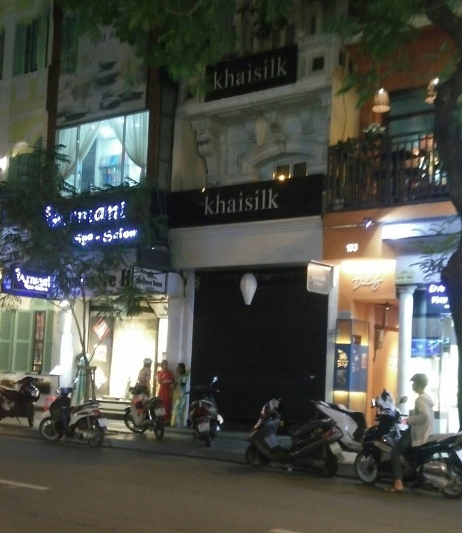Vụ Khaisilk bán lụa Made in China: Tới chiều tối, toàn bộ cửa hàng ở Sài Gòn và Hà Nội đã đóng cửa hoàn toàn - Ảnh 1.