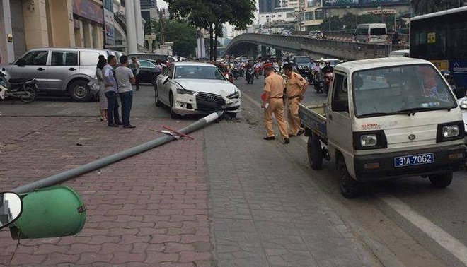 Hà Nội: Xế sang đâm đổ cột đèn, đè trúng nam thanh niên đi đường - Ảnh 3.