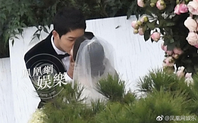 Cận cảnh nụ hôn ngọt ngào cùng màn trao nhẫn khiến fan rung rinh của cặp Song - Song - Ảnh 6.