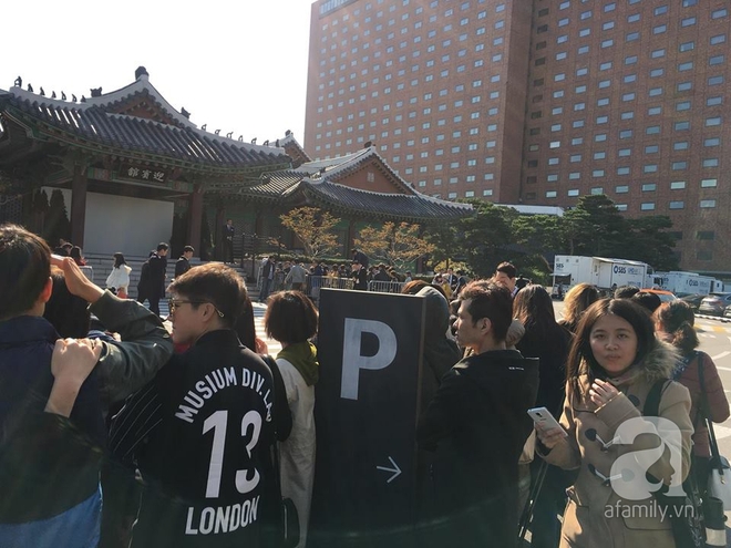 Độc quyền từ Hàn Quốc: Fan hâm mộ quốc tế xếp hàng dài hóng tin đám cưới Song - Song - Ảnh 10.