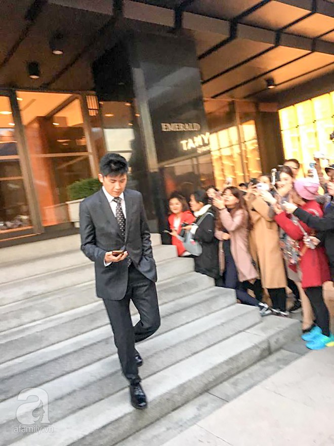 Độc quyền từ Hàn Quốc: Dàn khách mời vội vã ra về, fan vẫn nán lại sau đám cưới Song - Song - Ảnh 1.