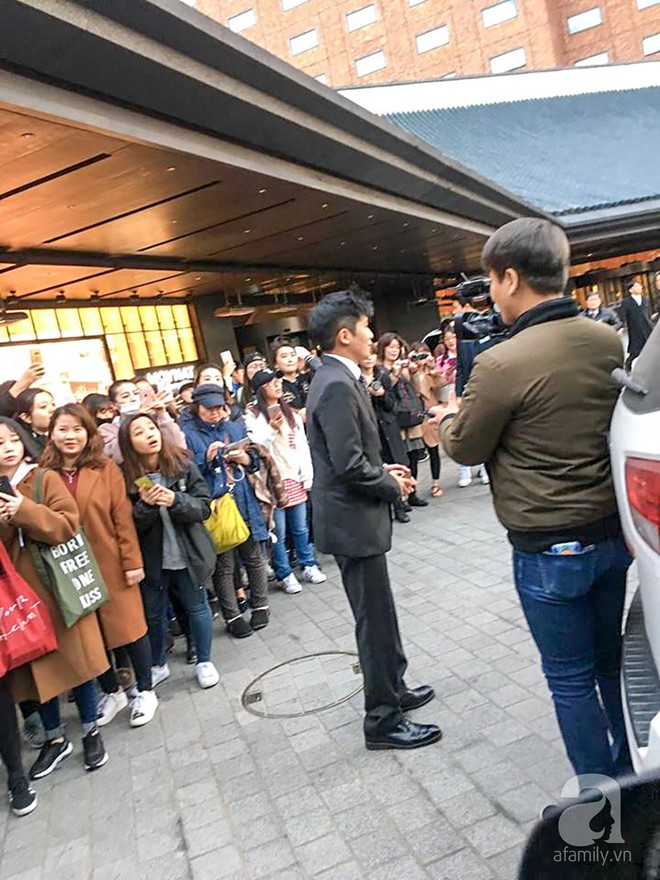 Độc quyền từ Hàn Quốc: Dàn khách mời vội vã ra về, fan vẫn nán lại sau đám cưới Song - Song - Ảnh 12.