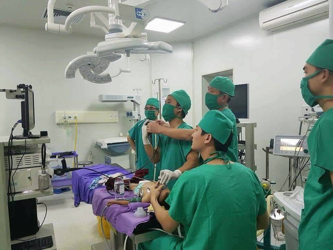 Quảng Ninh: B&eacute; trai 18 th&aacute;ng tuổi su&yacute;t mất mạng v&igrave; sặc hạt quả hồng - Ảnh 1.