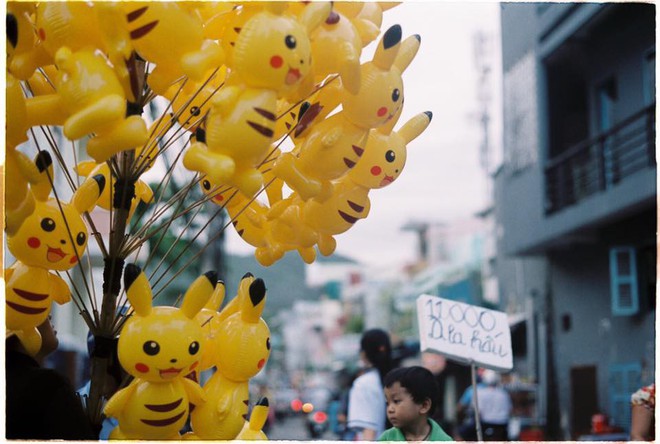Một con pikachu bằng 3kg dưa hấu chính là hai bức ảnh chụp trộm đong đầy yêu thương cả một góc đường - Ảnh 1.