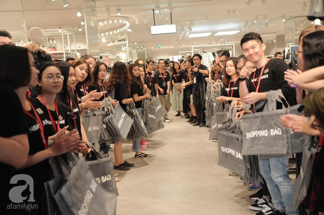 Tới trưa lượng khách vẫn đổ về H&M, quầy thanh toán xếp hàng dài - Ảnh 8.