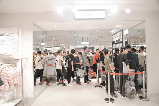 Tới trưa lượng khách vẫn đổ về H&M, quầy thanh toán xếp hàng dài - Ảnh 10.