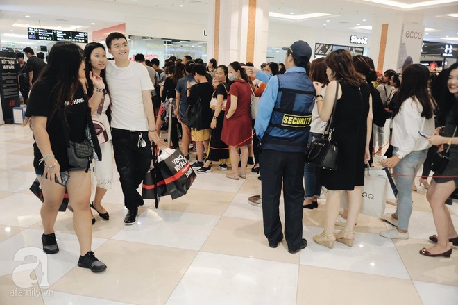 Tới trưa lượng khách vẫn đổ về H&M, quầy thanh toán xếp hàng dài - Ảnh 20.