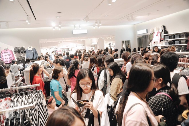Tới trưa lượng khách vẫn đổ về H&M, quầy thanh toán xếp hàng dài - Ảnh 16.