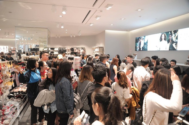 Tới trưa lượng khách vẫn đổ về H&M, quầy thanh toán xếp hàng dài - Ảnh 17.
