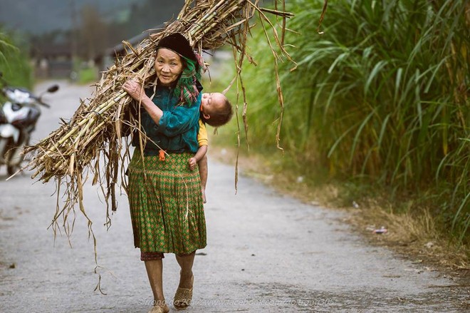 Ai ơi, còn nhớ hay đã quên cái hình ảnh mặt trời bé con nằm ngủ gọn sau lưng bà trong ký ức tuổi thơ? - Ảnh 1.