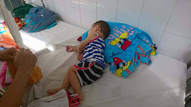TP.HCM: Hai bé trai bất ngờ thiếu máu vì sốt rét rất nặng phải nhập viện cấp cứu - Ảnh 2.