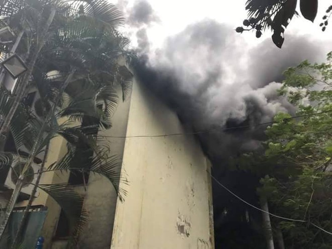 Hà Nội: Cháy lớn tại quán Karaoke ở Khu đô thị Linh Đàm, nhiều người hoảng loạn - Ảnh 4.