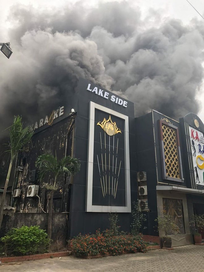 Hà Nội: Cháy lớn tại quán Karaoke ở Khu đô thị Linh Đàm, nhiều người hoảng loạn - Ảnh 3.