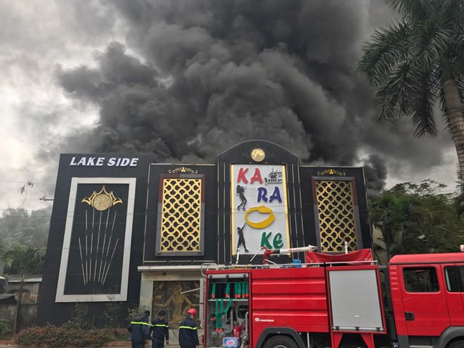 Hà Nội: Cháy lớn tại quán Karaoke ở Khu đô thị Linh Đàm, nhiều người hoảng loạn - Ảnh 2.