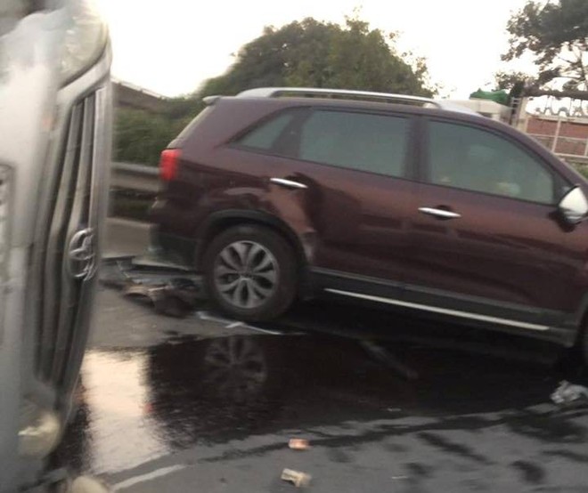 Hai xe ô tô va chạm lật nghiêng trên Cao tốc Pháp Vân - Cầu Giẽ, một người nhập viện - Ảnh 3.