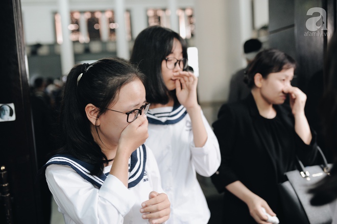Những hình ảnh xúc động trong lễ tang nhà giáo Văn Như Cương - Ảnh 10. Những hình ảnh xúc động trong lễ tang nhà giáo Văn Như Cương - Ảnh 10.