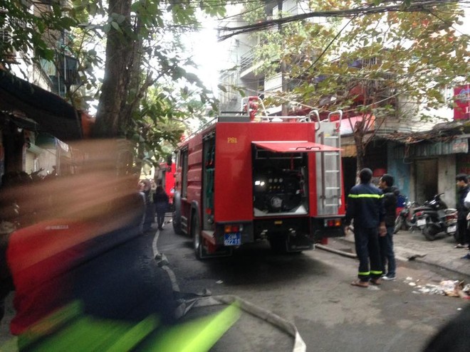 Hà Nội: Cháy lớn tại 2 ngôi nhà trên phố Trần Khát Chân - Ảnh 1.
