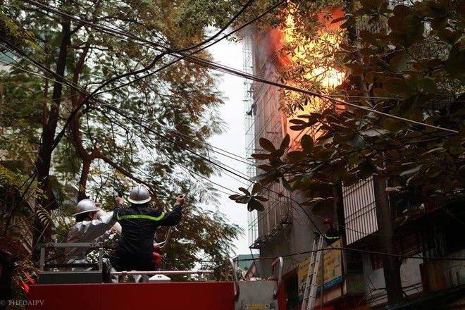 Hà Nội: Cháy lớn tại 2 ngôi nhà trên phố Trần Khát Chân - Ảnh 5.