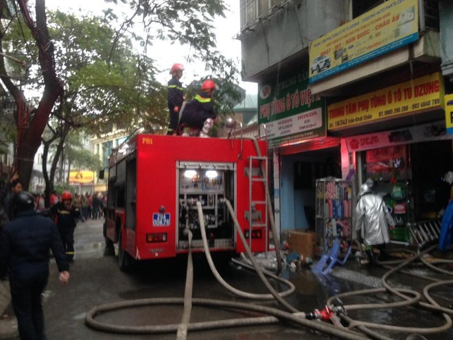 Hà Nội: Cháy lớn tại 2 ngôi nhà trên phố Trần Khát Chân - Ảnh 2.