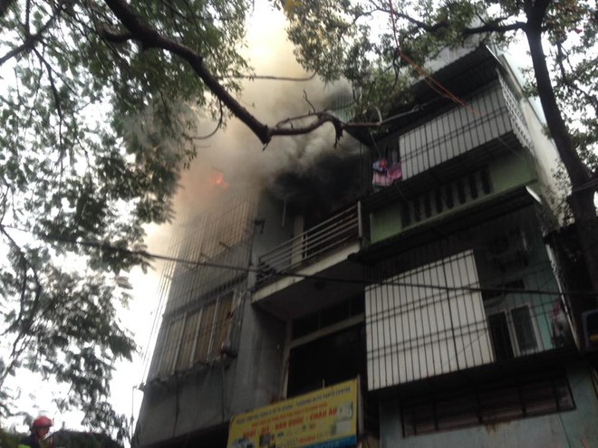 Hà Nội: Cháy lớn tại 2 ngôi nhà trên phố Trần Khát Chân - Ảnh 3.