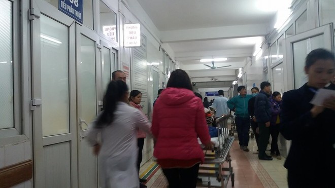 Bắc Ninh: Sập ban công trường tiểu học, 13 học sinh nhập viện, trong đó 1 bé bị chấn thương sọ não - Ảnh 11.