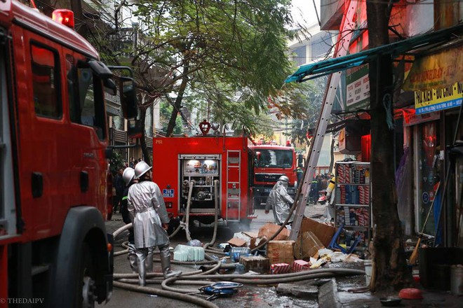 Hà Nội: Cháy lớn tại 2 ngôi nhà trên phố Trần Khát Chân - Ảnh 6.