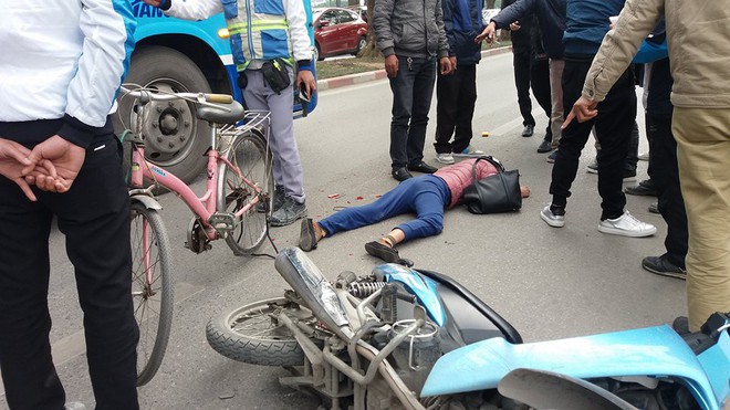 Hà Nội: Vừa ngã xuống đường, người phụ nữ tiếp tục bị xe máy tông trúng, kéo lê đi vài mét - Ảnh 7.