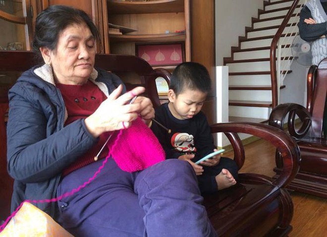 Hà Nội: Bé trai 4 tuổi bị mẹ bỏ quên ở Phủ Tây Hồ - Ảnh 5.