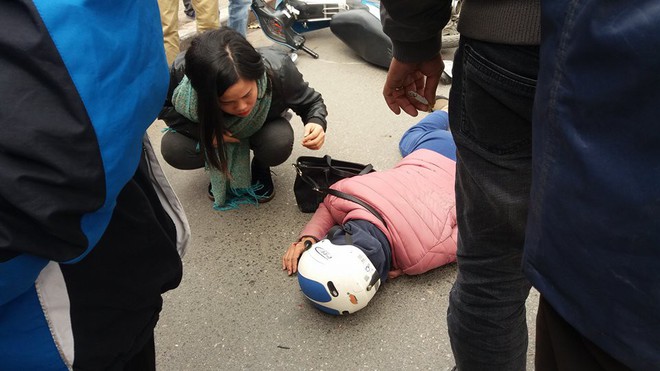 Hà Nội: Vừa ngã xuống đường, người phụ nữ tiếp tục bị xe máy tông trúng, kéo lê đi vài mét - Ảnh 2.