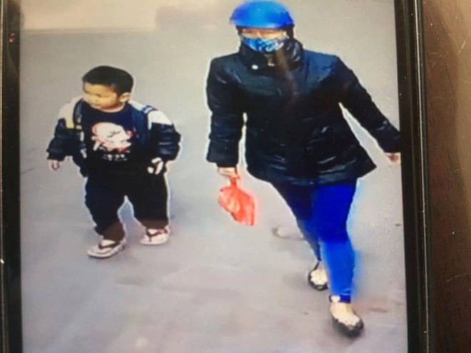 Hà Nội: Bé trai 4 tuổi bị mẹ bỏ quên ở Phủ Tây Hồ - Ảnh 2. Hà Nội: Bé trai 4 tuổi bị mẹ bỏ quên ở Phủ Tây Hồ - Ảnh 2.