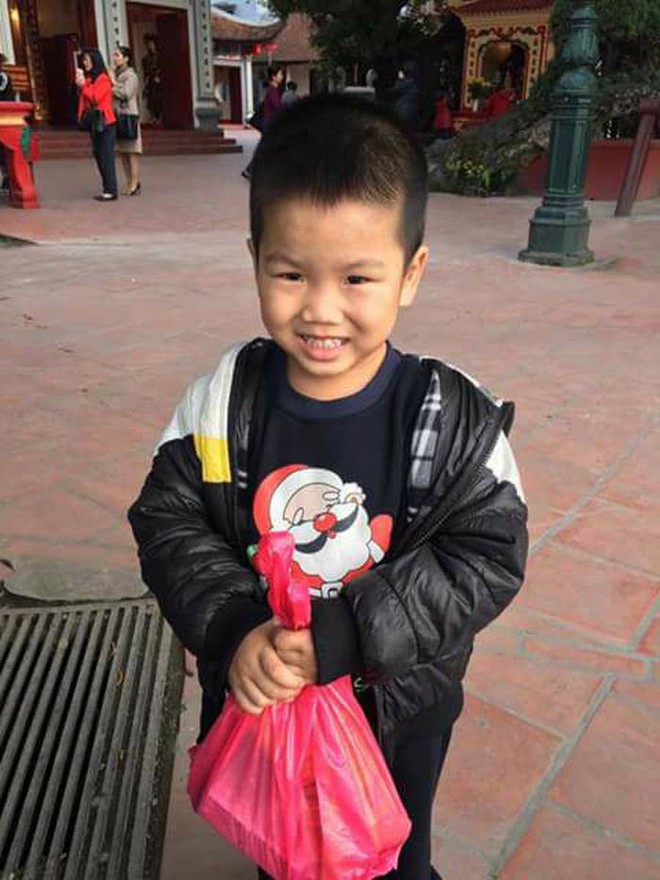 Hà Nội: Bé trai 4 tuổi bị mẹ bỏ quên ở Phủ Tây Hồ - Ảnh 4.
