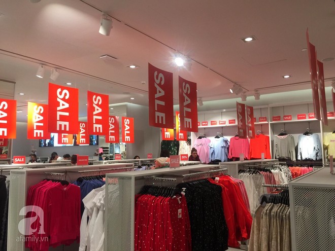 H&M sale 50% nhưng tìm được đồ để mua thì... hơi khó - Ảnh 4.