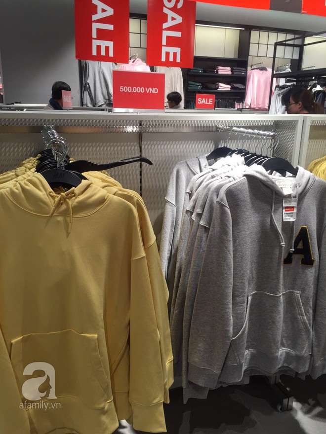 H&M sale 50% nhưng tìm được đồ để mua thì... hơi khó - Ảnh 10.