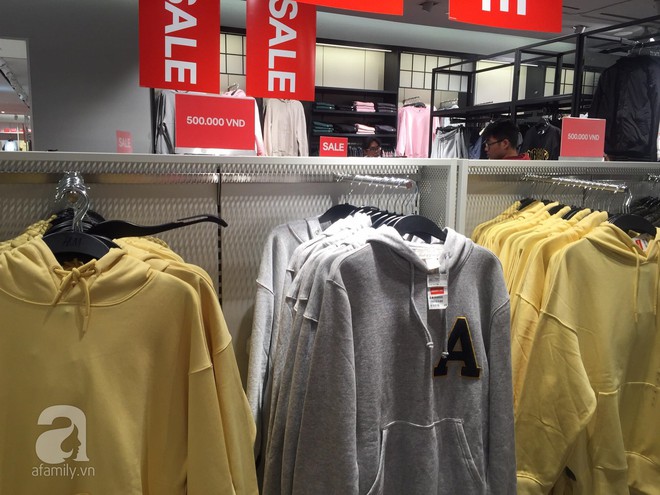 H&M sale 50% nhưng tìm được đồ để mua thì... hơi khó - Ảnh 11.